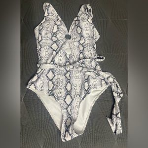 Swimsuit Snakeskin Knot One‎ Piece Swimsuit Size 0XL